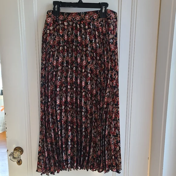 Max Studio Women's skirt - Picture 2 of 14